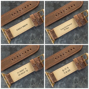 Puede incluir: Cuatro correas de cuero marr&oacute;n para Apple Watch con diferentes textos grabados. Las correas se muestran sobre una superficie marr&oacute;n claro. El texto en las correas dice: "Emily Drew", "Love You Forever Sara", "31.9686&deg; N 99.9018&deg; W", y "K &hearts; S 7-9-20".