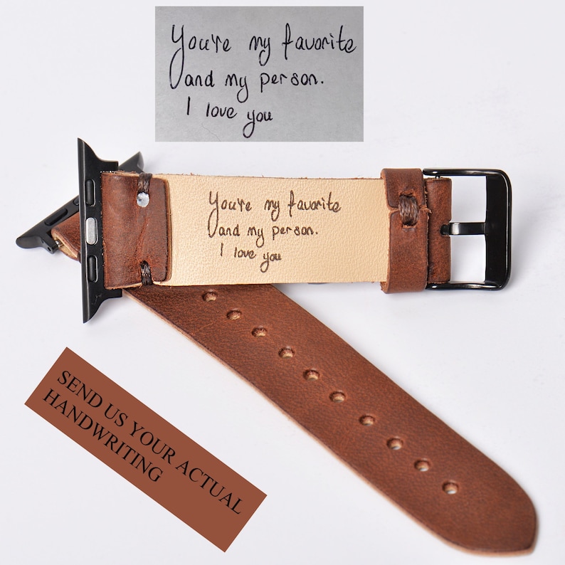 Peut inclure: Bracelet de montre Apple en cuir marron avec un message personnalis&eacute; qui dit "You're my favorite and my person. I love you". Le bracelet est pr&eacute;sent&eacute; sur un fond blanc. Le texte "SEND US YOUR ACTUAL HANDWRITING" est imprim&eacute; sur un rectangle marron.