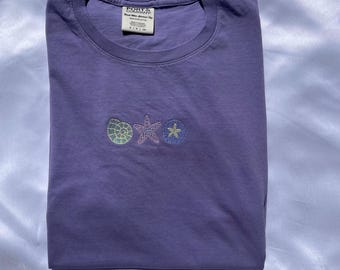 Maglietta ricamata con conchiglia, maglietta da spiaggia, regalo per lei, amanti della spiaggia, regalo con conchiglia, maglietta con oceano, maglietta estiva, maglietta oversize, mare