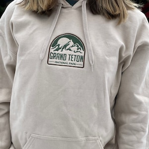 Grand Teton bestickter Hoodie, Landschafts-Shirt, Natur-Shirt, Natur-Hoodie, Geschenk für Naturliebhaber, Nationalpark-Shirt, Nationalpark-Geschenk