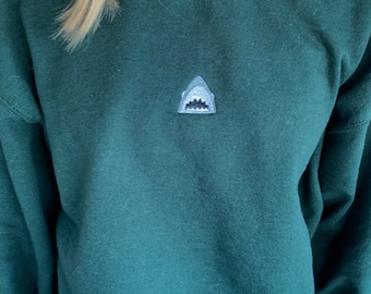 Ras du cou brodé requin, sweat requin, sweat océan, chemise vie marine, chemise grand requin blanc, cadeau pour amoureux de la mer, chemise de plage