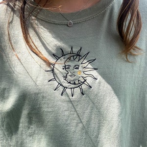 Zon en maan geborduurd T-shirt, comfort kleuren shirt, zomer-T-shirt, boho T-shirt, Celestial shirt, cadeau voor haar, ruimteshirt, uniseks shirt