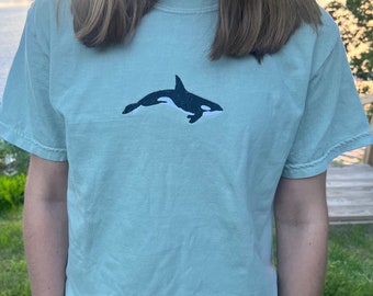 Orca Whale bestickt T Shirt, Schwertwal T Shirt, Wal Shirt, Ozean Shirt, Geschenk für sie, Meeresleben Shirt, Strand Shirt, Sommer Shirt