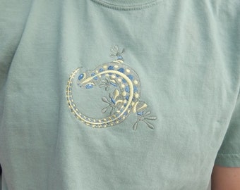 Lizard Embroidered T Shirt , Lizard Shirt, Summer Tee, Oversized Shirt, Animal Shirt, Nature Shirt, Reptile Shirt, Gift for her/him, Unisex