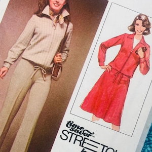 Op de afbeelding: Een vintage naaipatroon envelop 8451 voor Time Saver Stretch Knit. De hoes toont illustraties van een beige top met lange mouwen en bijpassende uitlopende broek en een rode top met lange mouwen en rok. Tekst bevat BUST 32.5-36".