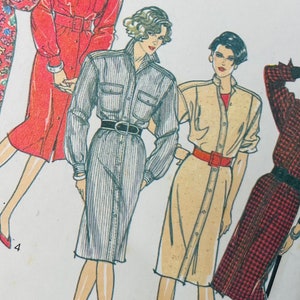 Może przedstawiać: Biała koperta z wykrojem krawieckim zatytułowana Style Variation, zawierająca ilustracje pięciu różnych wzorów sukienek. Sukienki obejmują wzór w kwiaty, czerwoną sukienkę z paskiem, szarą sukienkę w prążki, beżową sukienkę koszulową i czerwoną sukienkę w kratę.