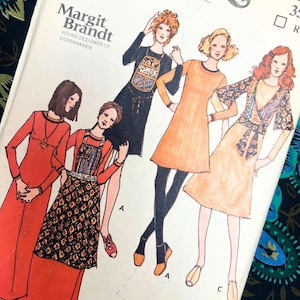 Może przedstawiać: Koperta z wykrojem krawieckim vintage Butterick 646 dla rozmiaru 10 z obwodem biustu 83 cm. Okładka zawiera ilustracje czterech różnych wzorów sukienek autorstwa Margit Brandt, w tym sukienki z długim rękawem oraz kopertowe w odcieniach pomarańczu.
