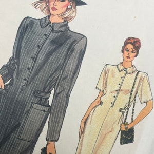 Może przedstawiać: Koperta z wykrojem krawieckim Easy Vogue z ilustracjami dwóch fasonów sukienek. Model B to ciemnoszara sukienka w prążki z długim rękawem, kołnierzykiem i kieszeniami. Model A to jasna sukienka z krótkim rękawem, kołnierzykiem i guzikami.
