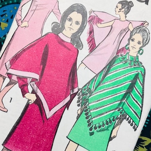 Op de afbeelding: Een Maudella 568 naaipatroon-envelop voor maat 12, buste 34 inch en heup 36 inch. De illustratie toont drie variaties van een jurk met een poncho-stijl overlay in roze en groen, voorzien van franjes en gestreepte patronen.