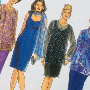 Op de afbeelding: Een Simplicity naaipatroon-envelop met illustraties van vier outfits: een goudkleurige en paarse tuniek met broek, een blauwe mouwloze jurk met bijpassende sjaal, een zwarte tuniek met stippen en rok, en een blauwe bloemrijke tuniek met broek.