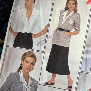 Może przedstawiać: Koperta z wykrojem krawieckim zatytułowana STYLES, zawierająca ilustracje różnych strojów, w tym marynarek, spódnic i spodni. Obrazy przedstawiają białe, szare i czarne ubrania z klapami, paskami i guzikami, prezentujące różne kombinacje profesjonalnego stroju.