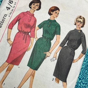 Puede incluir: Patrón de costura impreso Simplicity vintage 4/6 con tres mujeres con vestidos. Los vestidos son en tonos rosa, verde y gris. El patrón incluye una talla de busto de 86 cm.