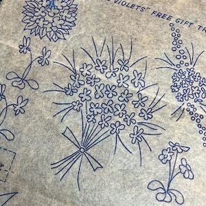 デザイナーによるヴィンテージアイロン刺繍転写、パリのバイオレット、小さな花のモチーフ、シンプルな花の刺繍デザイン