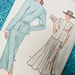 Puede incluir: Un patrón de costura vintage "Very Easy Vogue" con ilustraciones de dos mujeres con atuendos elegantes. Una mujer lleva un traje azul claro con lazo, y la otra un vestido blanco con sombrero.