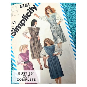 Puede incluir: Patrón de costura Simplicity 6181 con ilustraciones de vestidos. El texto "BUST 36" CUT COMPLETE" es visible. El patrón está sobre un fondo blanco con detalles azules y una tela floral turquesa en el fondo.