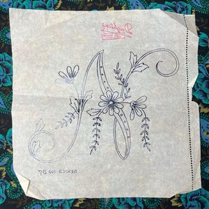 Transfert de broderie vintage Iron On Hand par Deightons 87, lettre N monogrammée florale, feuille de 10 x 10 po