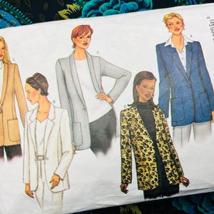 Puede incluir: Un sobre de patrón de costura con ilustraciones de cinco estilos diferentes de blazer. Los diseños incluyen un blazer color canela, uno blanco, uno gris claro, uno azul y uno con estampado de leopardo. El paquete muestra las tallas 12, 14, 16.