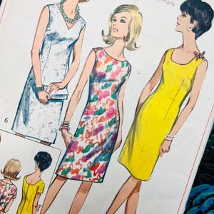 Peut inclure: Une pochette de patron de couture vintage illustrant trois robes sans manches : une blanche à motif subtil, une à imprimé floral coloré et une jaune unie. Le texte Simplicity et Colmers of Weston-s-Mara sont visibles sur l'image.