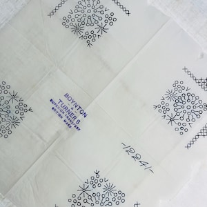 ボイントン＆ターナーによる30年代ヴィンテージのアイロン刺繍（12241）、丸い花柄のクロスステッチコーナーデザイン、シンプルな幾何学模様のナプキン