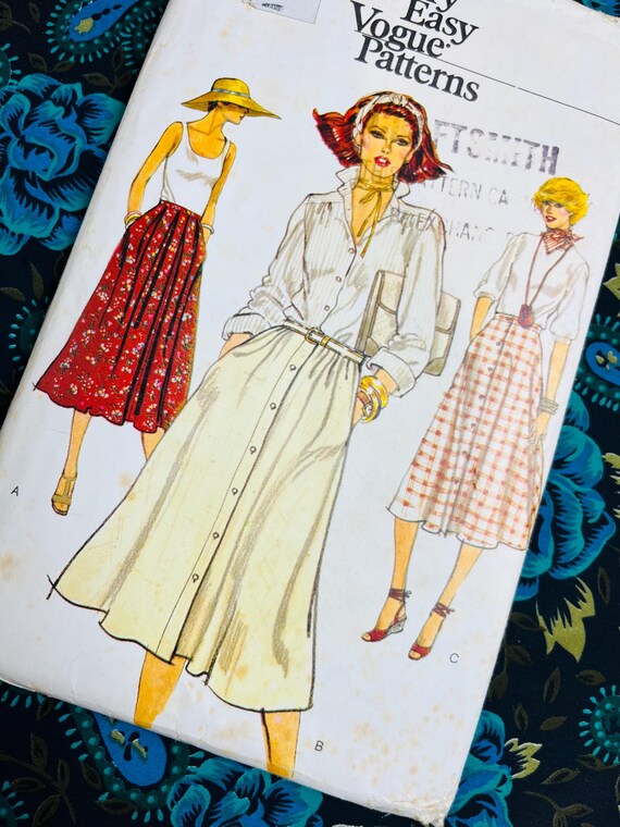 Hips Vintage 70s Very Easy Vogue Sewing Pattern 7052, Flared - Main Image