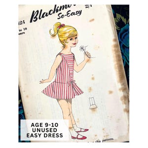 Op de afbeelding: Illustratie van een vintage naaipatroon met een meisje in een rood-wit gestreepte jurk, met een bloem in haar hand. Het patroon is gemarkeerd als "Blackmore So-Easy" en is voor de leeftijd van 9-10 jaar. De tekst "UNUSED EASY DRESS" is ook zichtbaar.