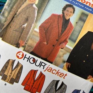 Könnte beinhalten: Eine Schnittmusterhülle für eine 4 HOUR Jacke mit Illustrationen von vier verschiedenen Jackenstilen, die mit B, C und D gekennzeichnet sind. Das Cover zeigt Fotos von zwei Jacken, eine in braunem Karomuster und eine in einfarbigem Rot.