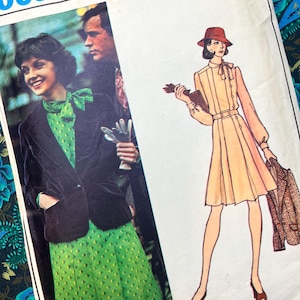 Könnte beinhalten: Ein Vogue Paris Original Schnittmusterumschlag mit einem Foto einer Person in einem grünen gemusterten Kleid und dunklem Blazer sowie einer Modeillustration eines beigen Kleides, eines roten Hutes und einer braunen Jacke mit dem Text Dior.