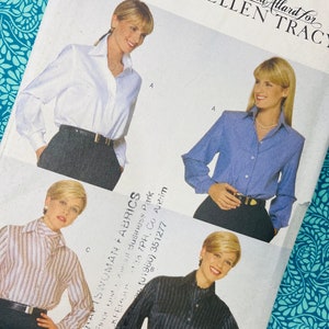 Può includere: Un modello di cucito vintage con quattro modelli di camicie. Il modello include immagini delle camicie in tessuti bianchi, blu e a righe. Il testo sul modello recita "Linda Allard per Ellen Tracy" e "Craftswoman Fabrics".