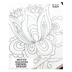 Pode incluir: Uma folha branca de 20,32 cm por 17,78 cm com um design de bordado Matyo Kalocsa em linhas pretas. O padrão exibe um grande motivo floral central com pétalas curvas, pontos decorativos e caules impressos em uma superfície plana.