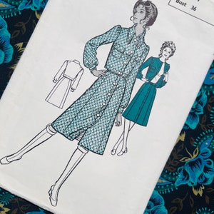 Bust 36" Vintage Uncut 1970s Sewing Pattern for Women, Point Collar Jacket and Skirt with Button-Front