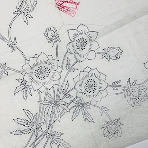 Op de afbeelding: Een zwarte inkttekening van een bloemenboeket op wit papier, met meerdere anemoonachtige bloemen en gekartelde bladeren. Een rode inktstempel bovenaan bevat de tekst Deighton's Improved Transfers Made in England in een rechthoekig kader.