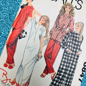 Op de afbeelding: Een vintage McCall's naaipatroon met illustraties van dames nachtkleding ontwerpen. De omslag toont verschillende pyjamasets en nachthemden in rood, wit en zwart. Het patroon is in licentie gegeven door Brooke Shields and Co., Inc.