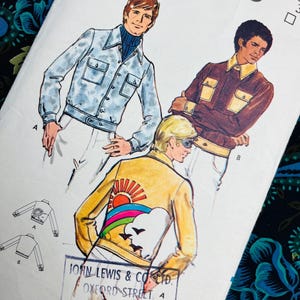 Może przedstawiać: Wzór do szycia w stylu vintage z ilustracjami mody męskiej. Wzór przedstawia projekty kurtek i koszul, w tym żółtą kurtkę z tęczowym i słonecznym wzorem. Obwód klatki piersiowej 102 cm.