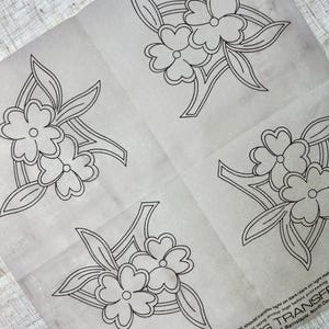 ヴィンテージ手刺繍デザイン Deightons シルバー転写 K20690、10インチ x 10インチ ホットアイロン転写、4つの花柄モチーフ、ダブルボーダー、ホワイトワーク