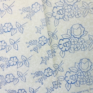 Vintage 1930s Handstickerei Transfermuster von Good Needlework, kleine Blumenmuster, 11 "x 9"