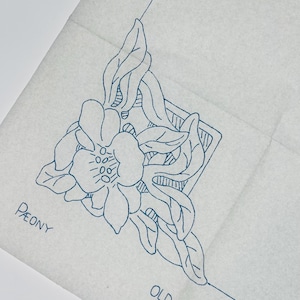 Vintage-Stickvorlagen von Old Bleach, Pfingstrosen-Ecken für Servietten und Tischdecken, stilisierte Blumenbordüre