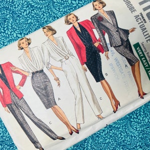 Op de afbeelding: Een vintage naaipatroon met illustraties van damespakken en -jurken. Het patroon bevat een rode blazer, een witte blouse en een zwarte polkadotjurk. De tekst op het patroon luidt "VERY EASY / TRÈS FACILE".