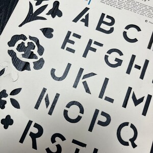 Stencil vintage per ricamo a mano, alfabeto completo e motivi floreali – riutilizzabile per bordi e monogrammi, lettering