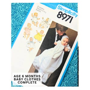 Può includere: Modello di cucito Simplicity 8971 per vestiti da neonato di 6 mesi, peso 0-8 kg. Il modello presenta illustrazioni di vestitini e completini per neonati. Il testo "Age 6 months baby clothes complete" è visibile.