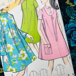 Könnte beinhalten: Vintage Schnittmuster mit Illustrationen von drei Kleidern in Blau mit weißen Blumen, Limettengrün und Rosa. Das Muster enthält ein Brustmaß von 86 cm.