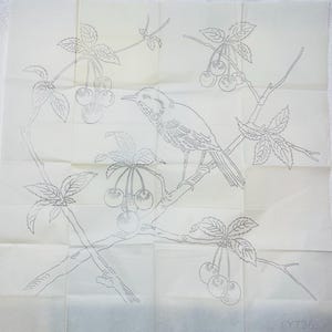 Puede incluir: Un dibujo lineal detallado de un p&aacute;jaro posado en una rama con cerezas y hojas. El dise&ntilde;o est&aacute; sobre un papel cuadrado blanquecino con pliegues visibles. El p&aacute;jaro mira hacia la izquierda, con intrincados detalles de plumas y ramas.