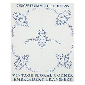 Op de afbeelding: Een wit vel met blauwe inkt borduurtransferpatronen van bloemrijke hoekontwerpen. De tekst CHOOSE FROM MULTIPLE DESIGNS staat bovenaan en VINTAGE FLORAL CORNER EMBROIDERY TRANSFERS staat onderaan in blauwe inkt gedrukt.
