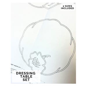 Könnte beinhalten: Ein weißes Papier mit einem floralen Design und dem Text "DRESSING TABLE SET". Das Bild enthält den Text "2 GRÖSSEN ENTHALTEN". Das florale Design ist eine detaillierte Umrisszeichnung einer Blume und Blätter.