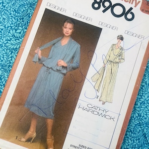 Può includere: Un cartello in legno fatto a mano con la scritta "Welcome" in un carattere giocoso. Il cartello presenta uno sfondo bianco invecchiato e una cornice in legno tinto scuro. Dimensioni: circa 30 cm di larghezza e 15 cm di altezza.