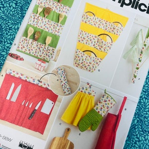 Puede incluir: Patrón de costura Simplicity con accesorios de cocina. Incluye patrones para porta utensilios, rollo de cuchillos, guante de horno, delantal y paño de cocina. El patrón está diseñado e impreso en EE. UU.