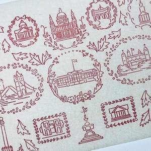 Puede incluir: Una hoja de papel de color beige claro con ilustraciones de líneas rojas de monumentos de Londres, como el Big Ben, el Tower Bridge y el Palacio de Buckingham, enmarcados por coronas florales, con el texto DON TOWN en la esquina superior izquierda.