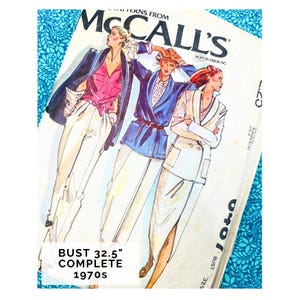 Puede incluir: Patrón de costura McCall's vintage con ilustraciones de tres mujeres con atuendos de los años 70. El patrón incluye una medida de busto de 82.5 cm. La portada muestra mujeres con blazers, blusas y pantalones. El fondo tiene un diseño floral azul.