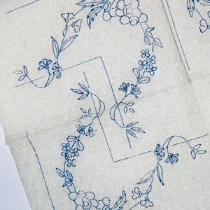 Vintage-Stickvorlage mit Bleichmittel, florales Girlanden-Wildblumen-Eckmotiv