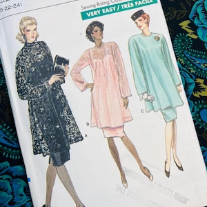Può includere: Una busta per cartamodello Vogue Patterns, numero 7097, con illustrazioni di tre diversi abiti etichettati A, B e C. La busta include il testo 'Vogue Patterns', 'Sewing Rating/Classification-Couture' e 'VERY EASY/TRÈS FACILE'.