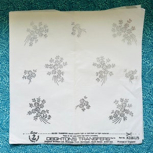 ヴィンテージ ハンド刺繍デザイン Deightons シルバー トランスファー K3161/5、花のモチーフのセレクション、10 x 10 インチ シート、1 インチ 2 インチ デザイン